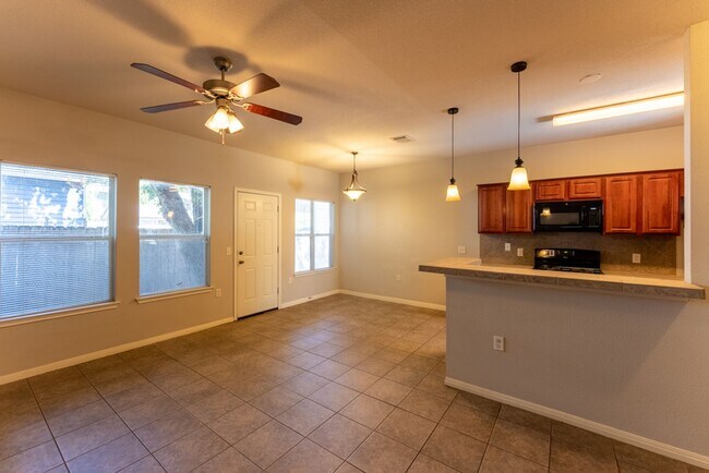 Foto del edificio - Charming 2 Story 3/2.5 in Desirable East Austin!