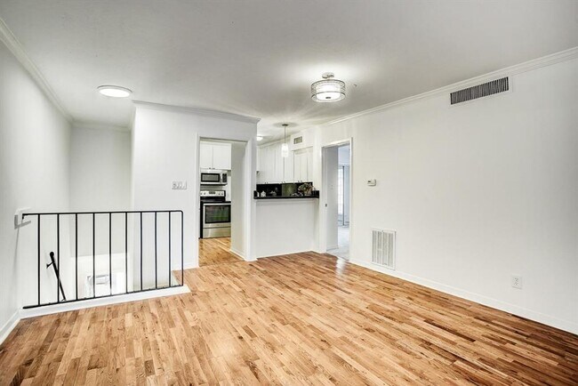 Foto del edificio - Beautifully remodeled two-story condo in a...