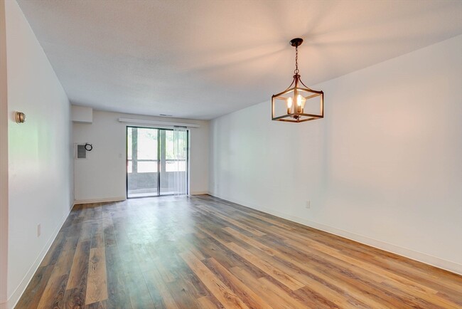 Building Photo - 7 Greenbriar Dr