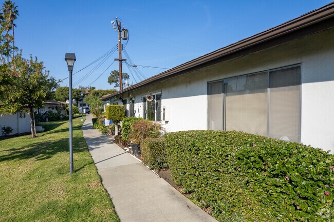 Building Photo - 1800 E Heim Ave