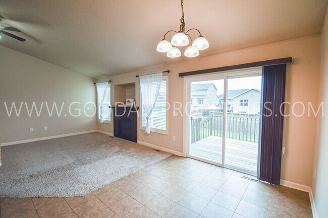 Foto del edificio - Beautiful 4 Bedroom Ranch with  Finished B...