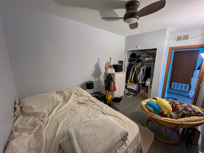 Foto del edificio - 6421 N Greenview Ave