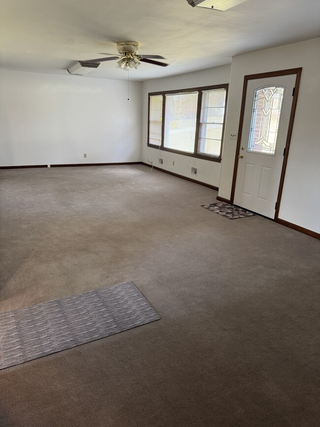 Building Photo - 3820 Orchard Rd SE