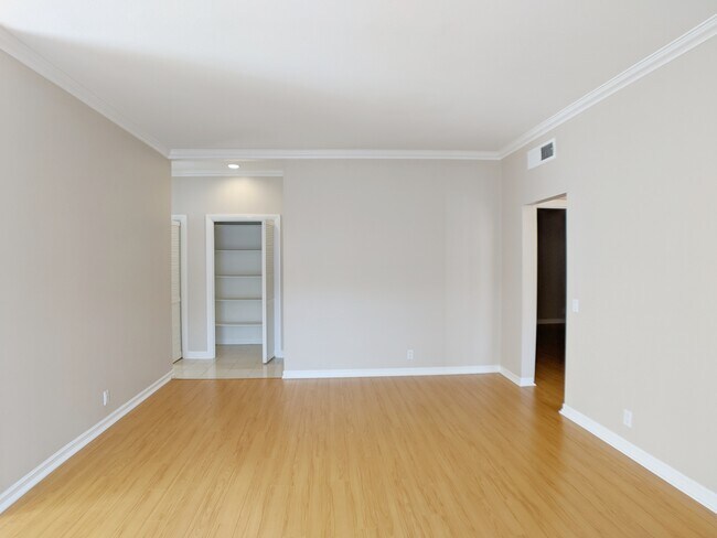 Building Photo - 1315 S Carmelina Ave