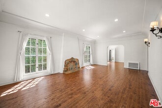 Building Photo - 123 S Orange Dr
