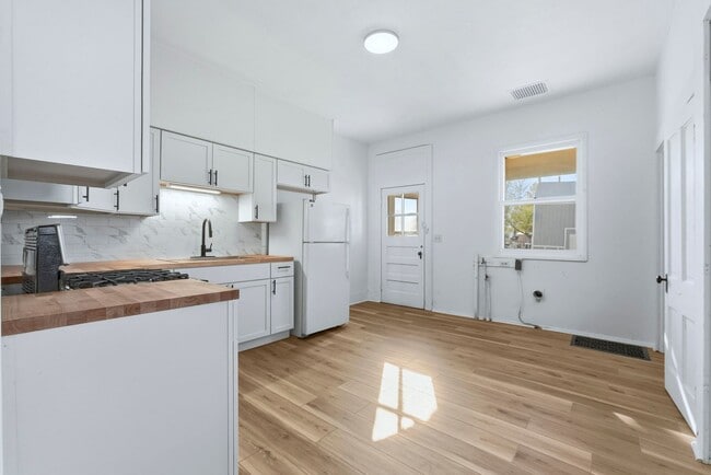 Building Photo - Newly Updated 3-Bedroom Home with Modern U...