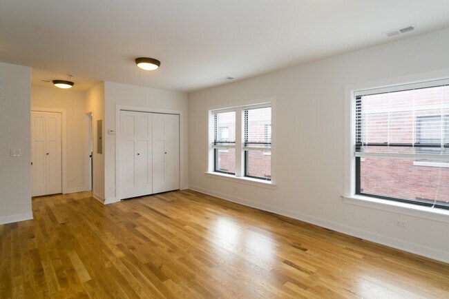 Foto del edificio - 2229 W Eastwood Ave