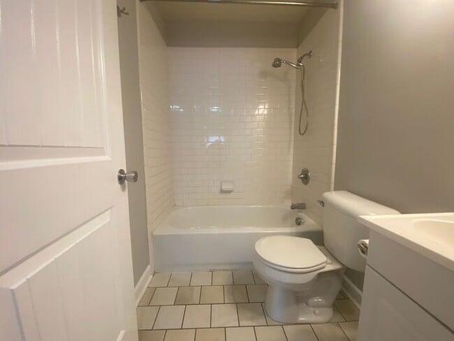 Building Photo - Amazing 2BR/1BA East Nashville Duplex!