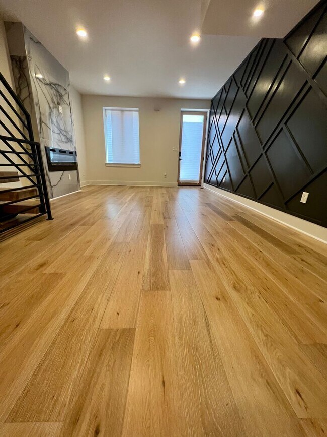 Foto del edificio - Luxurious 3-Bedroom Townhome With Rooftop ...