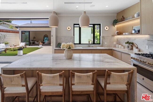 Foto del edificio - 15721 Addison St