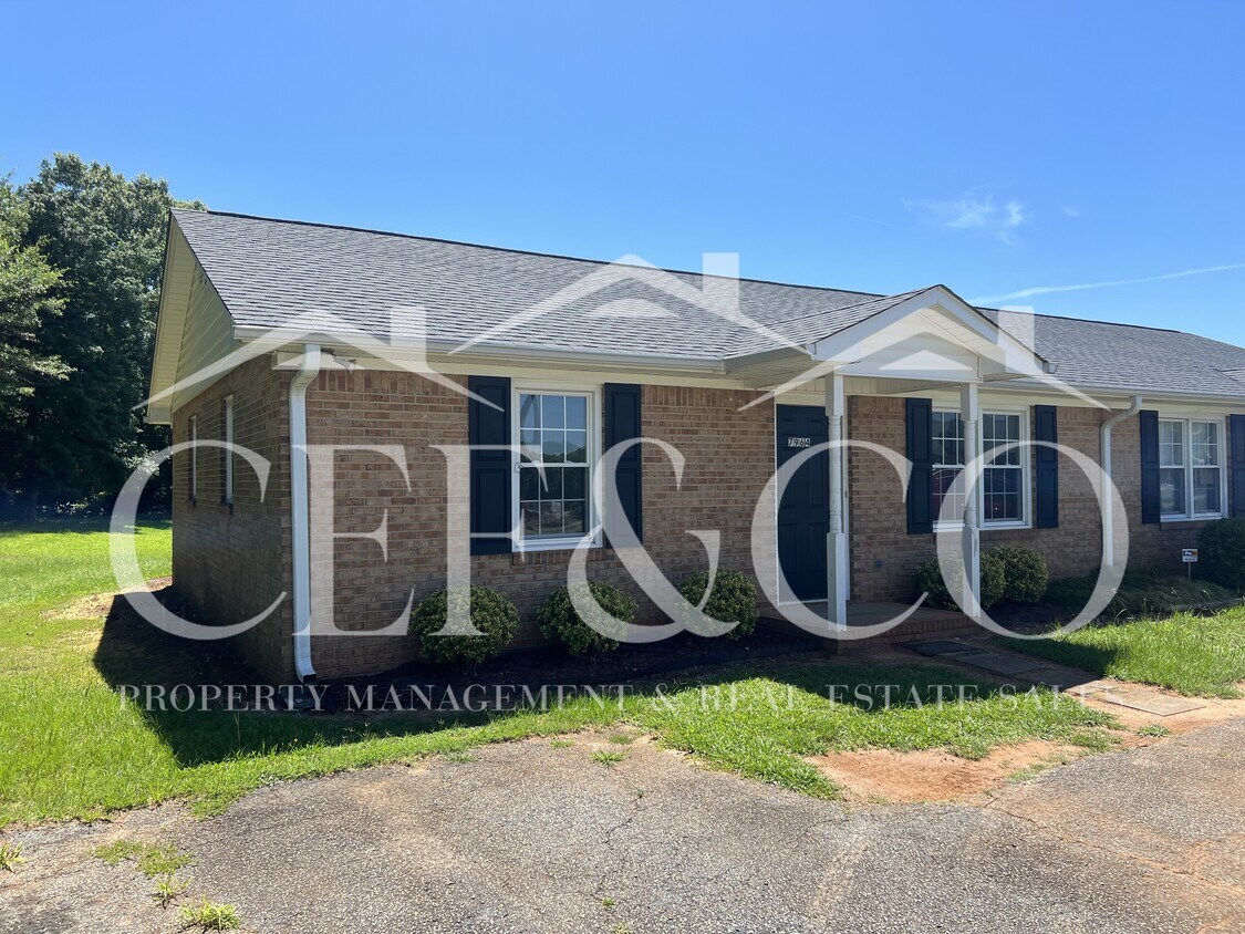 Foto principal - 7964 Valley Falls Rd