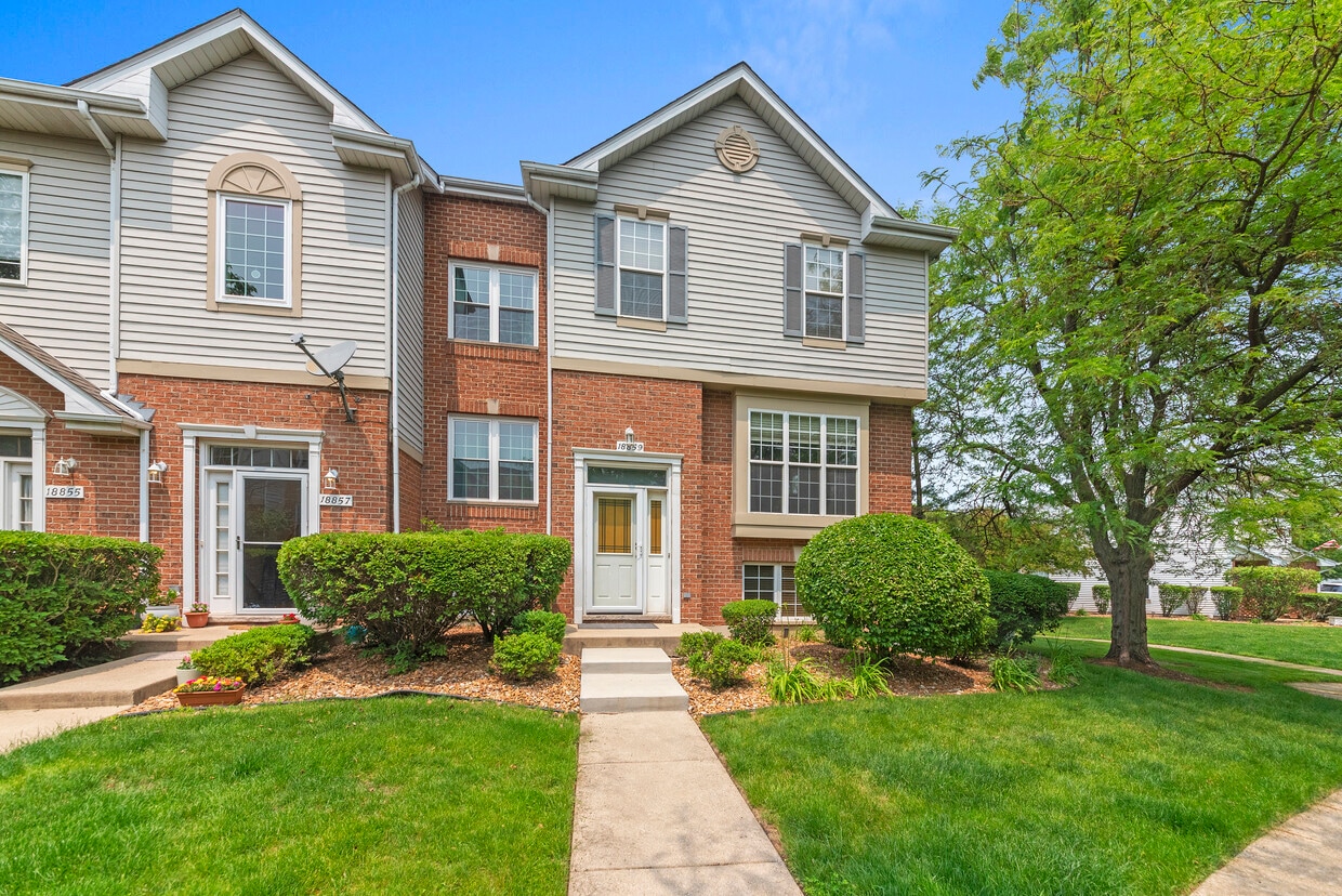 Foto principal - 18859 S Vanderbilt Dr