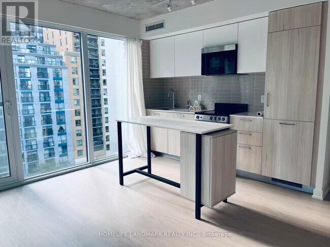 Building Photo - 65 Mutual St