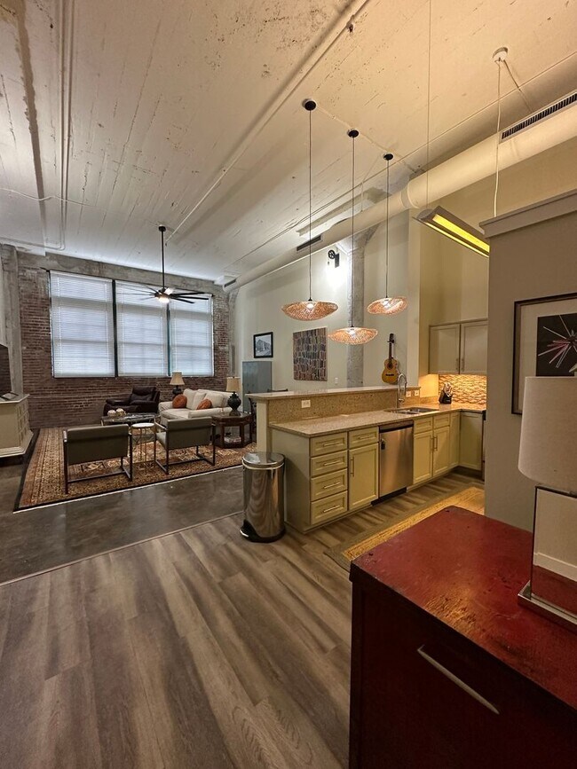 Foto del edificio - 1 BR/ 1BA at The Lofts with GATED GARAGE P...