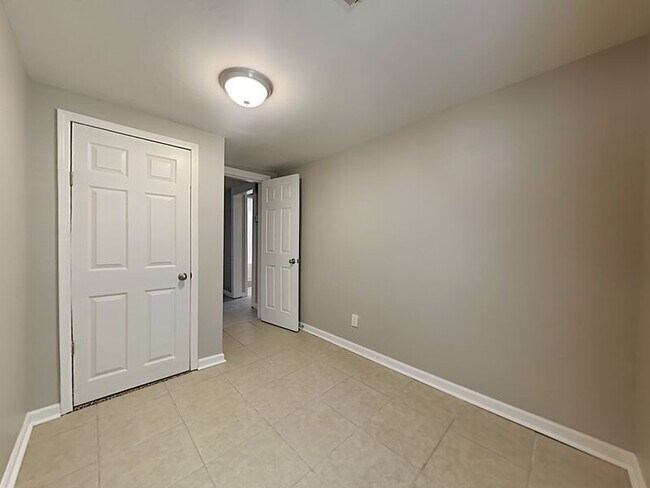 Building Photo - 4013 E Fairview Dr