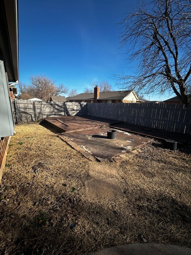 Building Photo - 3BR 2BA house plus den in Yukon!!