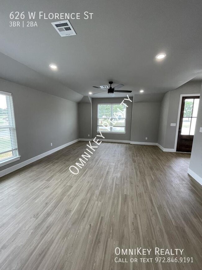 Building Photo - 626 W Florence St