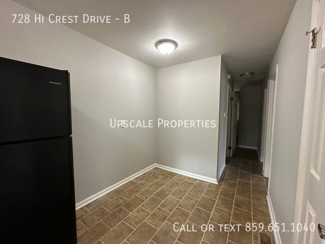 Building Photo - 728 Hi Crest Dr