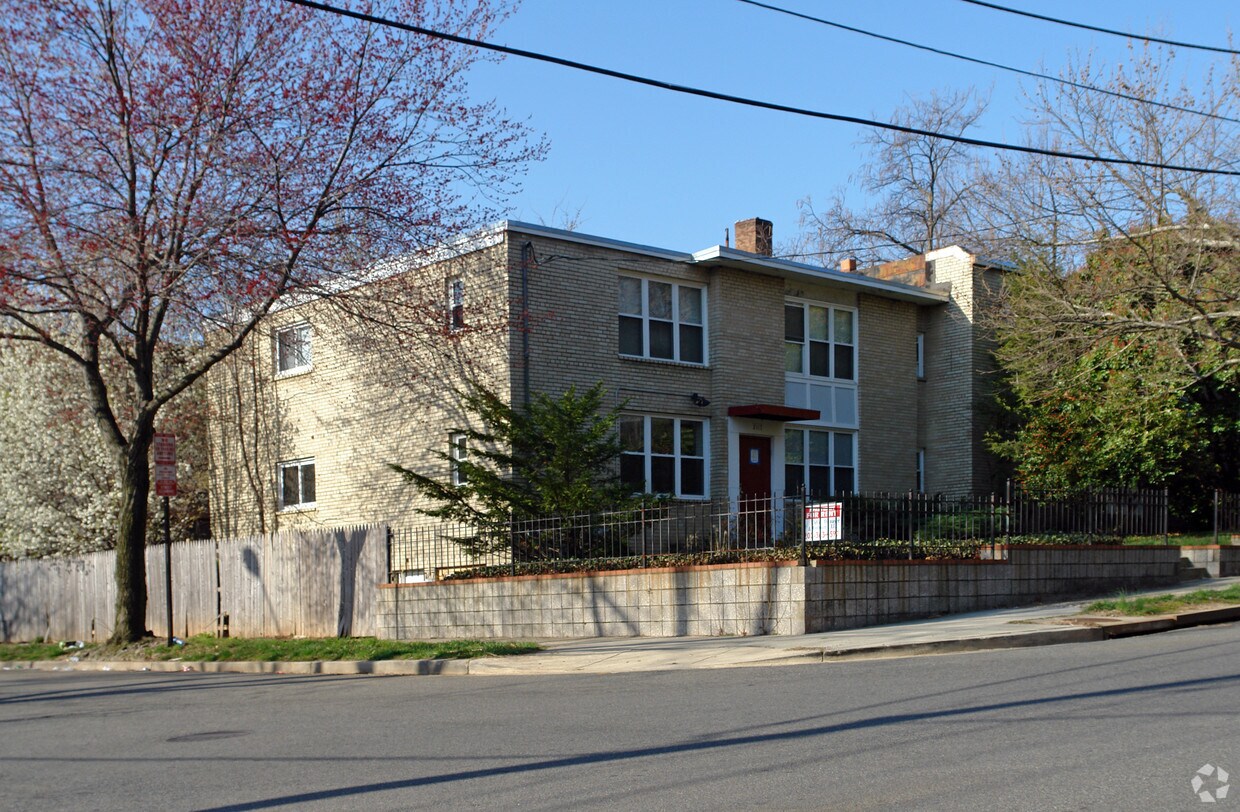Primary Photo - 2117 M St NE