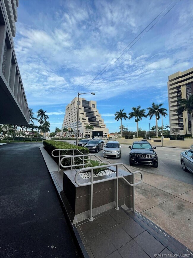 Foto del edificio - 625 Biltmore Way