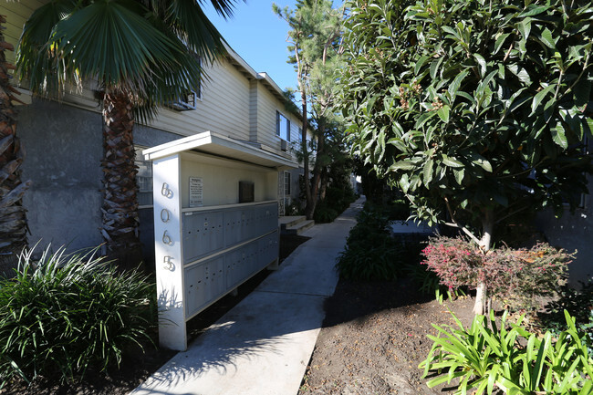 Foto del edificio - Whitsett Courtyard Apartments