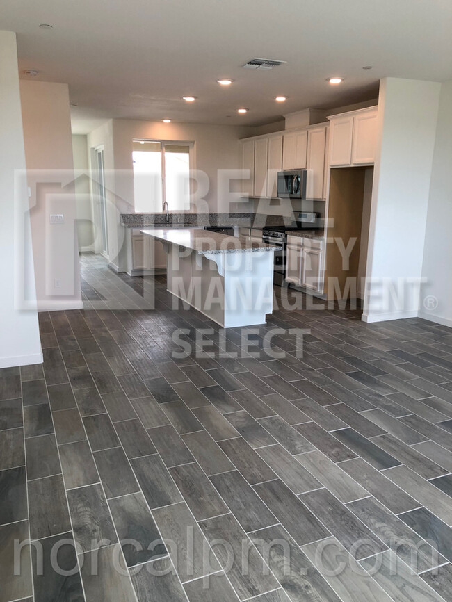 Building Photo - 3 Bed/2.5 Bath Townhouse at Natomas Field!