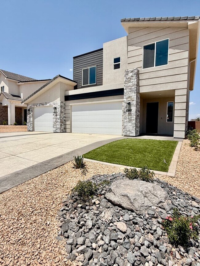 Foto del edificio - BRAND NEW Four Bedroom Townhome in Desert ...