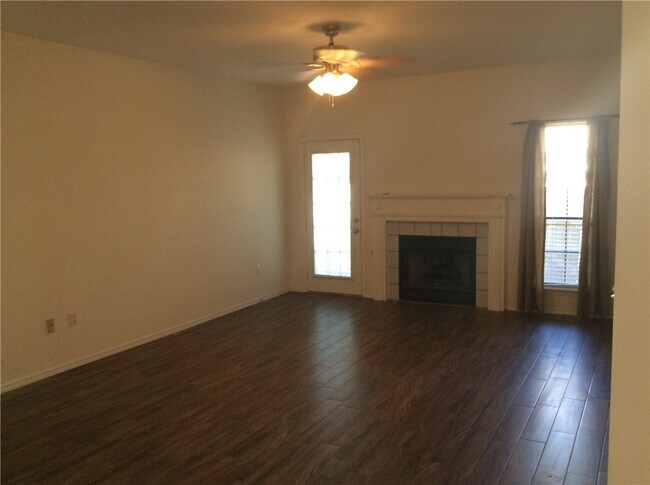 Building Photo - 2050 E Farr Ln