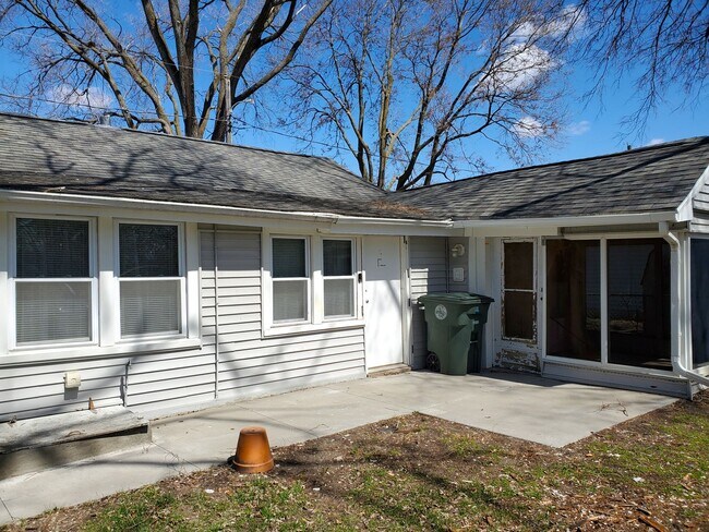 Building Photo - FOR RENT- beautifully renovated 2 bed sing...