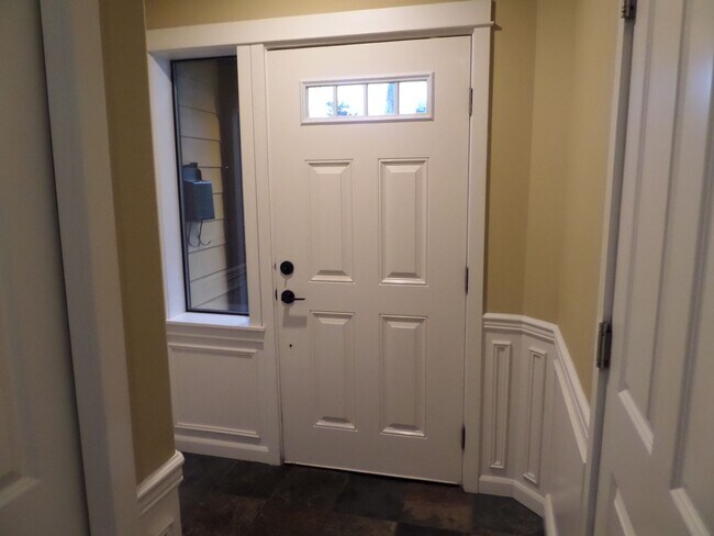 Building Photo - Incredible LARGE 2-Bedroom Townhouse in Fa...
