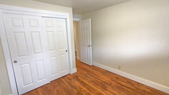 Building Photo - 2 bedroom 1 bath single level duplex