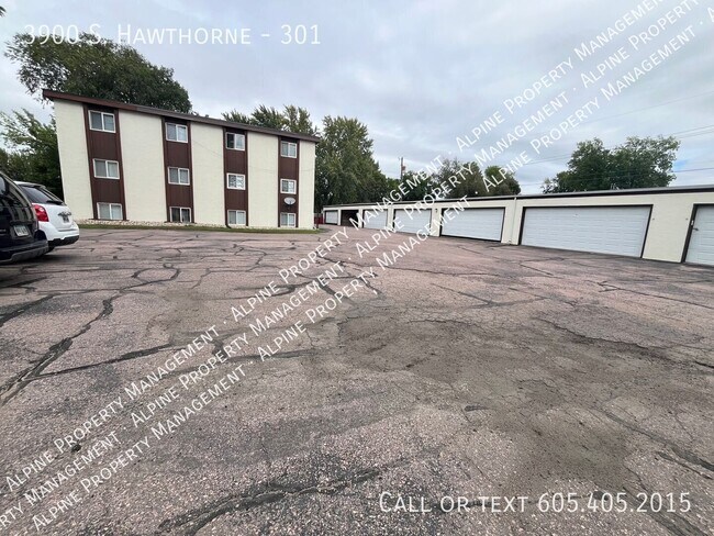 Building Photo - 3900 S. Hawthorne-301