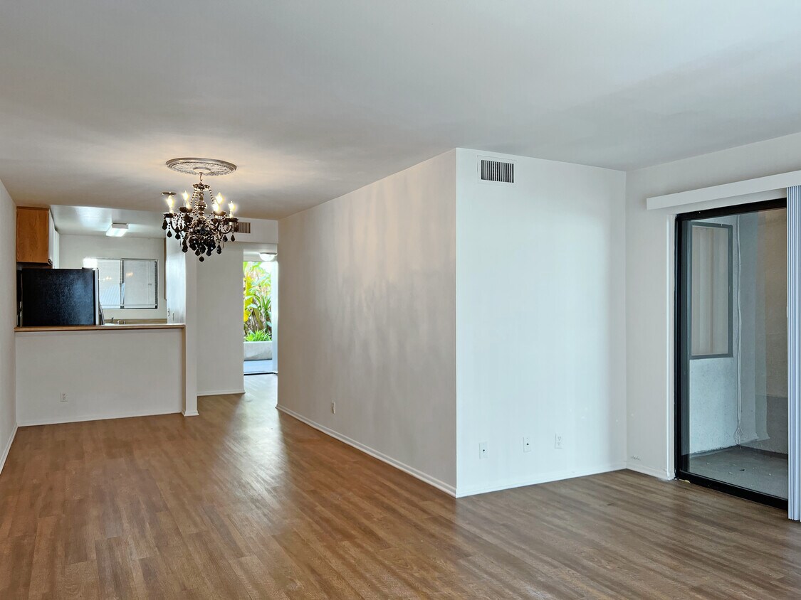 Primary Photo - 550 W Stocker St