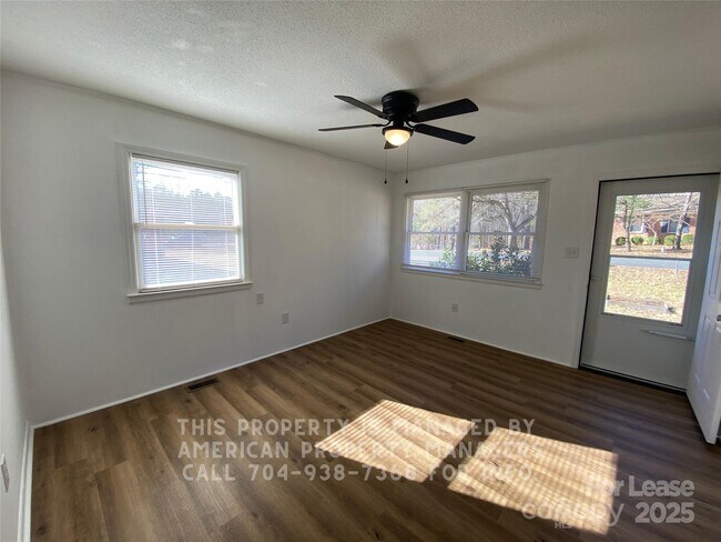 Foto del edificio - 3818 Vanderburg Dr