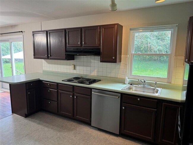 Building Photo - 6 Queensbrook Pl