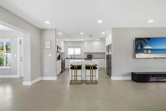 Building Photo - 1104 N 13th Ter