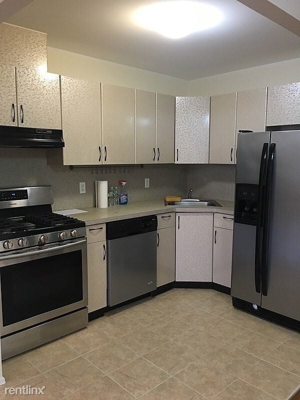 Building Photo - 3 br, 2 bath Apartment - 2310 Stuart Street 3