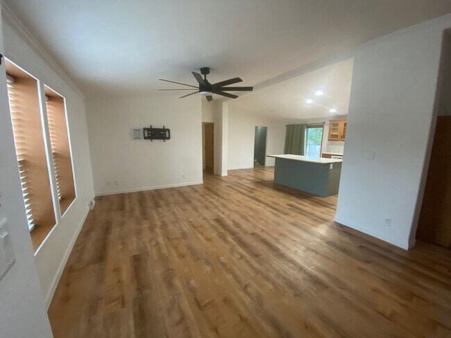 Foto del edificio - 1027 Falls Creek Dr