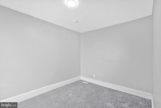 Foto del edificio - 2446 W Firth St