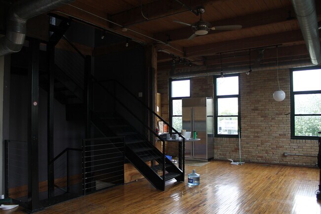 Building Photo - 616 Congdon Ave