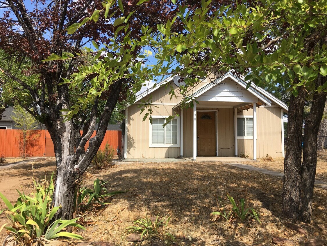 Foto principal - Cute 2 Bedroom Home - Pets Allowed