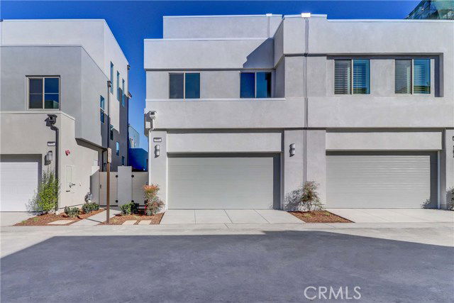 Building Photo - 130 Spectacle