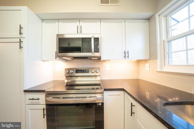 Building Photo - 7761 Inversham Dr