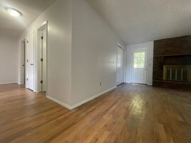 Foto del edificio - Beautiful 3 bedroom 2 full bath 2 car gara...