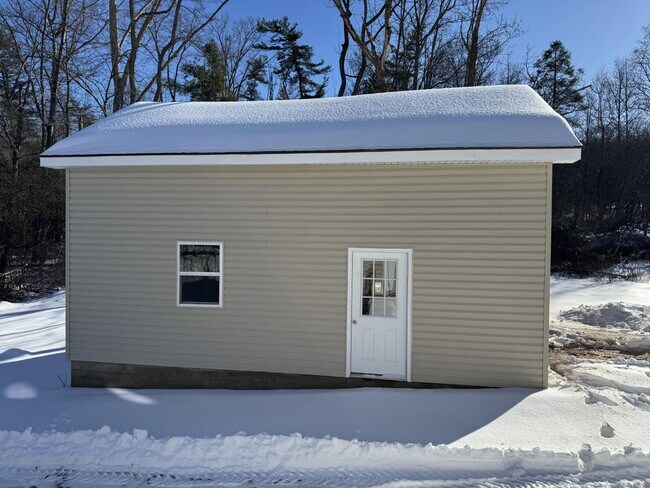 Foto del edificio - "Charming 3-Bed Home with Full Bath in Serene Spring Glen!"