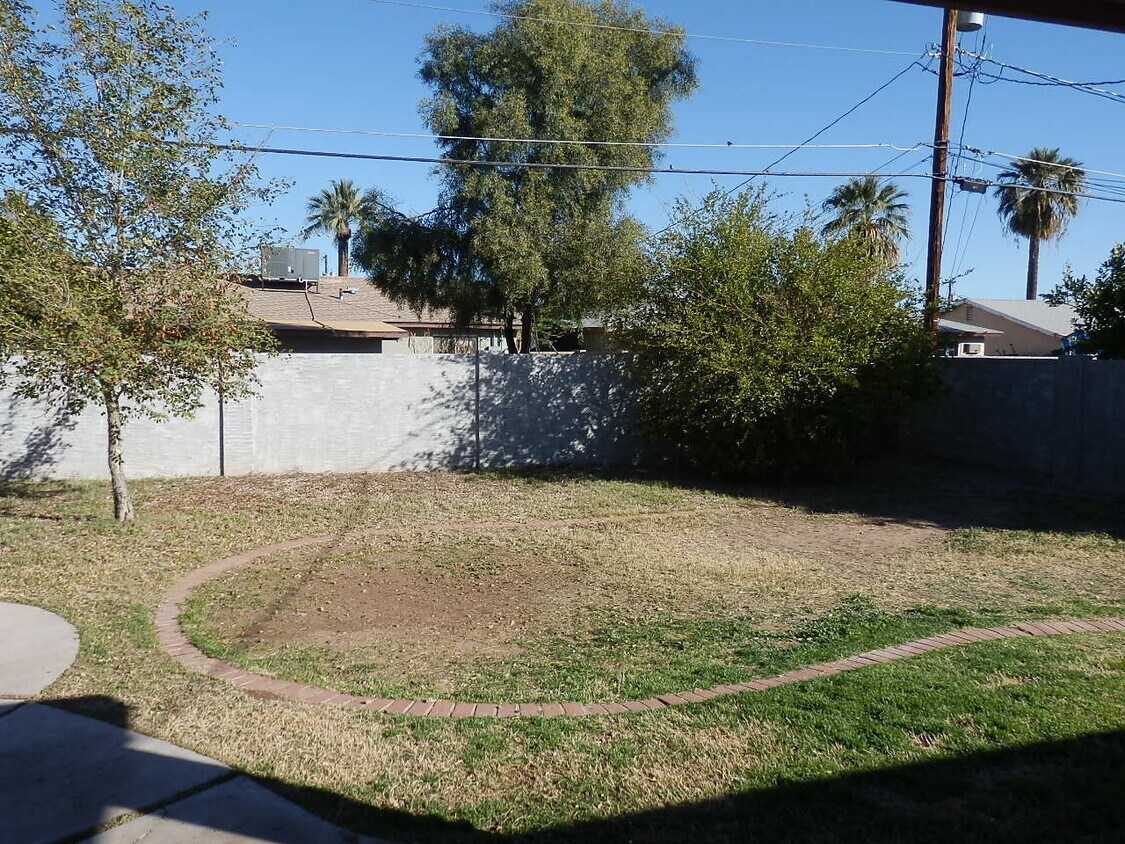 Building Photo - 3-Bedroom, 2-Bath Home with Spacious Backy...