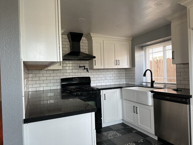 Building Photo - Stunning 5 Bedroom Rental Home with 2 Full...