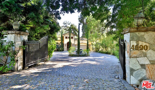 Foto del edificio - 4090 Valley Meadow Rd