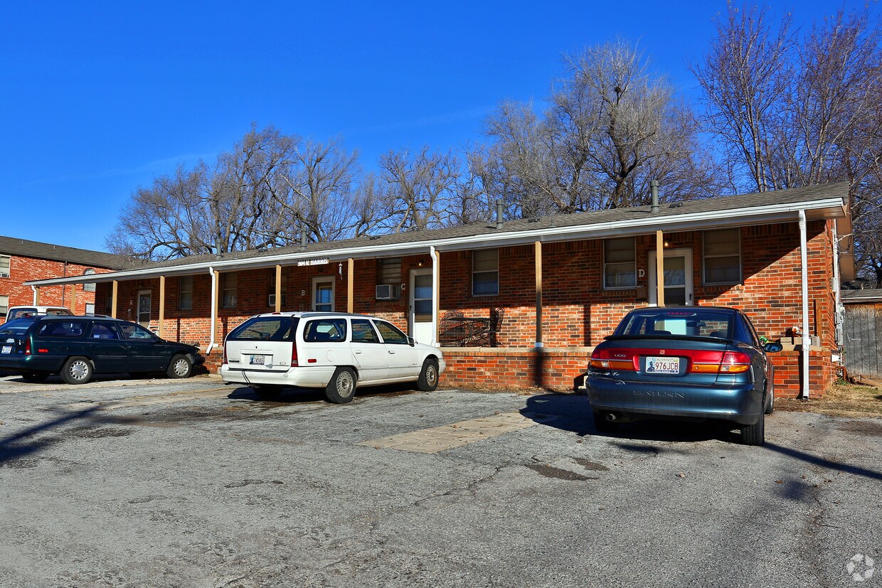 Building Photo - 904 N Harris