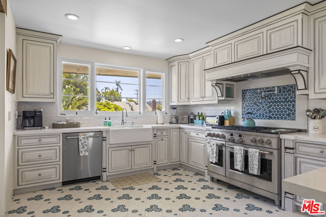 227 W Pedregosa St, Santa Barbara, CA 93101 Apartment for Rent in